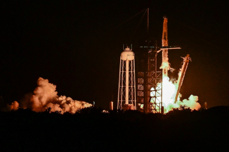Une fusée Falcon 9 décolle avec la mission Axiom-4, à bord du vaisseau spatial SpaceX Dragon, au complexe de lancement 39A du centre spatial Kennedy de la NASA à Cap Canaveral, en Floride, le 25 juin 2025 ( AFP / Giorgio VIERA )