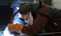 Un soudeur suivant une formation à l'école Hefais