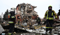 Des secouristes ukrainiens à Sofiivska Borshchagivka, en Ukraine, le 22 février 2026. ( AFP / HENRY NICHOLLS )