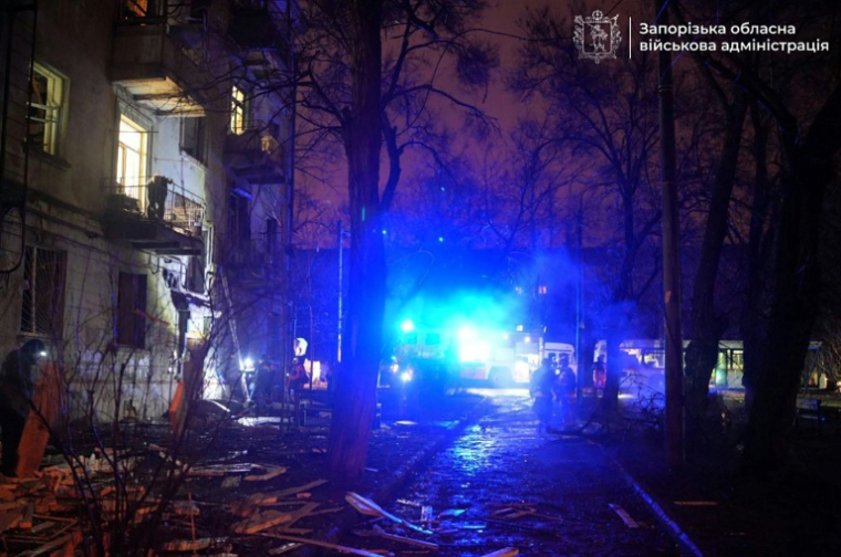 Photo diffusée le 26 février 2026 sur la page Facebook du chef de l'administration militaire régionale de Zaporijjia, Ivan Fedorov, montrant des responsables des services d'urgence ukrainiens inspectant un bâtiment endommagé après une attaque russe à Zaporijjia ( Page Facebook d'Ivan Fedorov / Handout )