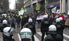 Des agriculteurs chantent l’hymne français lors d'une manifestation à Bruxelles