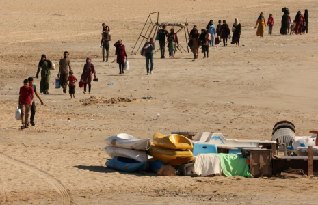 Des personnes fuient les bombardements israéliens en transportant leurs effets personnels