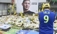 Un portrait géant de l'attaquant argentin Emiliano Sala et des fleurs devant le stade de La Beaujoire à Nantes, le 5 février 2019, quelques jours après son décès ( AFP / Sebastien SALOM-GOMIS )