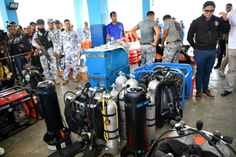 L'équipement de plongée des garde-côtes avant leur opération de recherche et de récupération des corps de personnes liées aux combats de coqs qui auraient été jetés dans le lac Taal, au sud de Manille, le 10 juillet 2025 aux Philippines ( AFP / Ted ALJIBE )