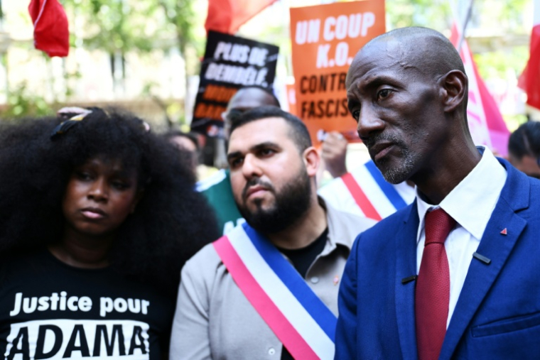 L’activiste et dirigeante du Comité Vérité et Justice pour Adama, Assa Traoré (g), et le maire LFI de Saint-Denis, Bally Bagayoko (d), participent à une marche contre le racisme et l’extrême droite, le 21 juin 2026 à Paris ( AFP / Arnaud FINISTRE )