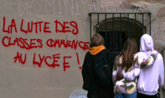 Près du lycée Sophie-Germain à Paris le 9 octobre 2026 ( AFP / LOU BENOIST )