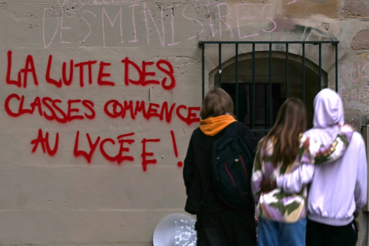 Près du lycée Sophie-Germain à Paris le 9 octobre 2026 ( AFP / LOU BENOIST )