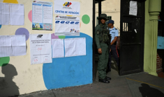 Un militaire garde un bureau de vote lors des élections régionales à Caracas, le 25 mai 2025 ( AFP / Federico PARRA )