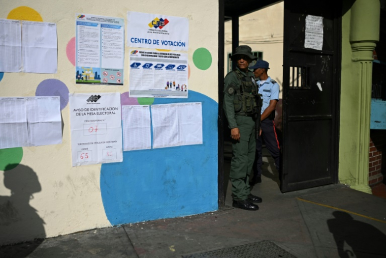 Un militaire garde un bureau de vote lors des élections régionales à Caracas, le 25 mai 2025 ( AFP / Federico PARRA )