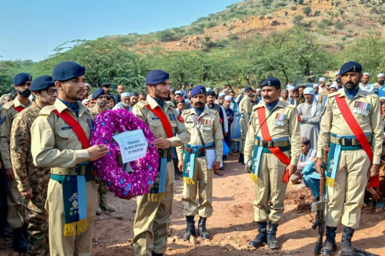 Des soldats pakistanais déposent une couronne de fleurs lors des funérailles d'un membre du Corps des frontières (FC) pakistanais tué lors d'accrochages à la frontière pakistano-afghane, le 17 octobre 2025 à Kohat ( AFP / Syed Basit )