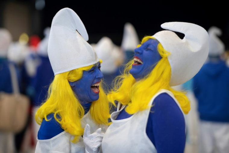 Deux femmes déguisées en schtroumpfette à Landerneau, dans le Finistère, le 25 mars 2023 ( AFP / FRED TANNEAU )