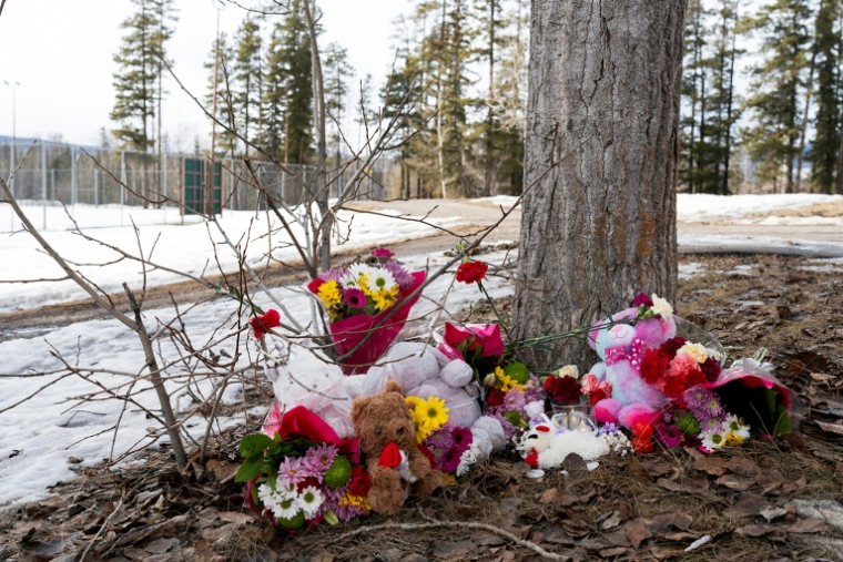 Un mémorial de fortune près de l'école de Tumbler Ridge au Canada, le 11 février 2026 ( AFP / Paige Taylor White )
