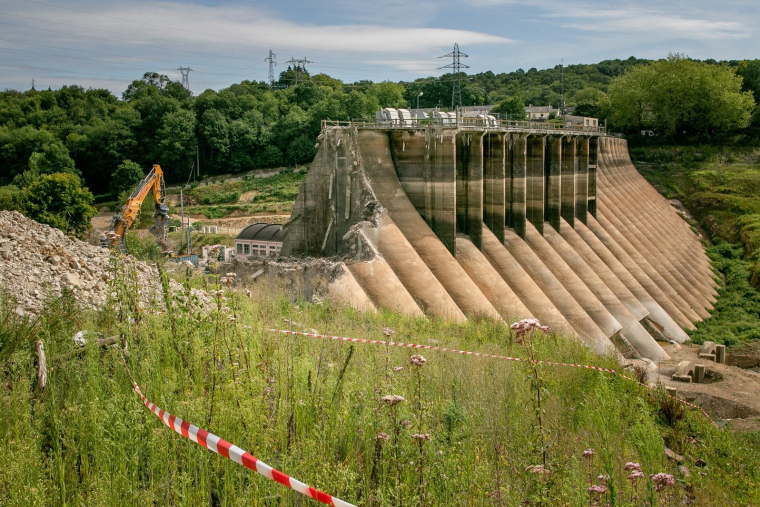 Des excavatrices à l'œuvre lors de la démolition du barrage de Vezins, à Isigny-le-Buat, le 8 août 2019. ( AFP / LOU BENOIST )