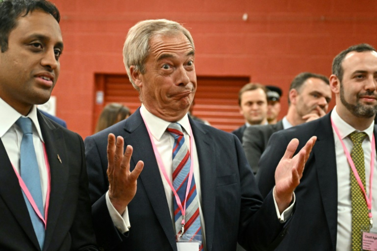 Nigel Farage (c), leader du parti Reform UK, célèbre la victoire de Sarah Pochin, candidate du parti, à l'élection partielle dans la circonscription de Runcorn & Helsby à Widnes, dans le nord-ouest de l'Angleterre, le 2 mai 2025 ( AFP / Oli SCARFF )