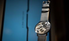 Une montre de l'horloger suisse Piaget, exposée à Genève, en avril 2024 (illustration) ( AFP / FABRICE COFFRINI )