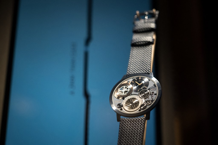Une montre de l'horloger suisse Piaget, exposée à Genève, en avril 2024 (illustration) ( AFP / FABRICE COFFRINI )