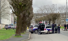 Châteauroux: police et pompiers devant l'immeuble du forcené retranché