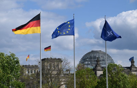 Les drapeaux allemand, de l'Union Européenne et de l'Otan