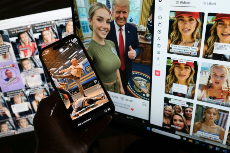 Composition réalisée le 7 mai 2026 d'images générées par IA publiées sur les comptes de réseaux sociaux d'influenceurs pro-Trump, affichées sur l'écran d'un téléphone et d'un ordinateur ( AFP / Chris DELMAS )