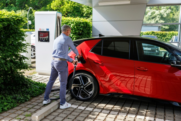 Une VW ID.3 électrique à Dresde, le 14 mai 2025 ( AFP / JENS SCHLUETER )