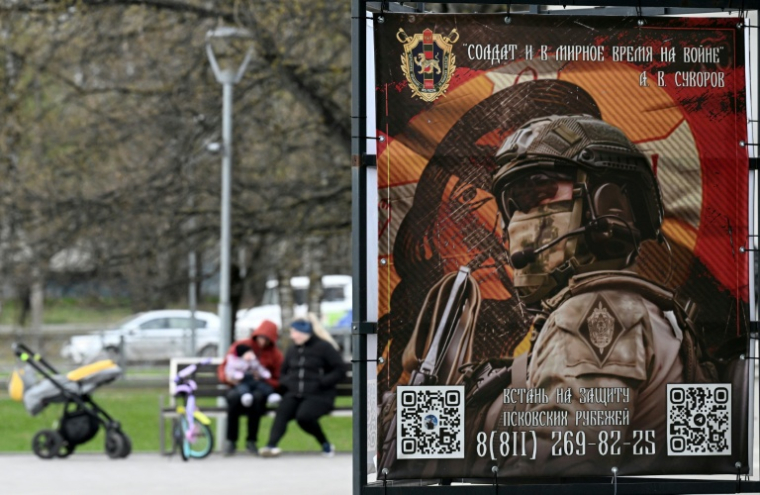 Une affiche représentant un soldat russe, dans un parc à Pskov, le 18 avril 2026 en Russie (  / Olga MALTSEVA )