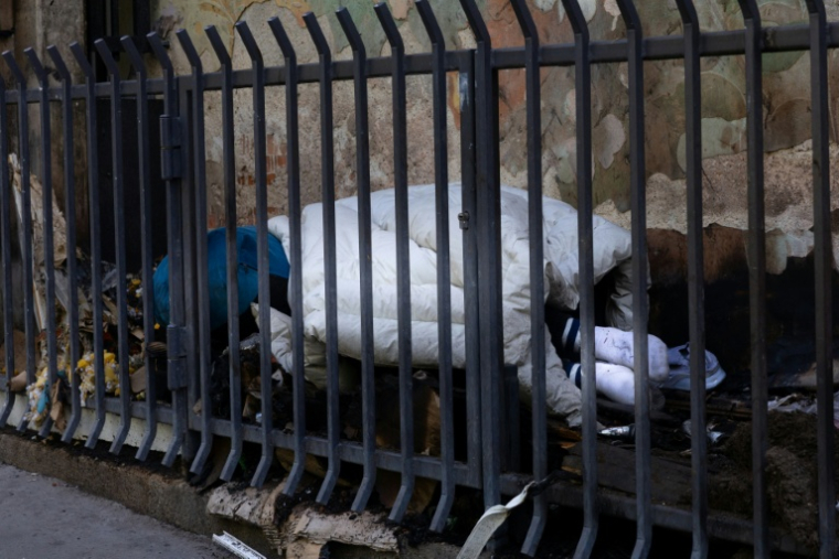 Une personne sans domicile fixe à Paris, le 7 mai 2026 ( AFP / JOEL SAGET )