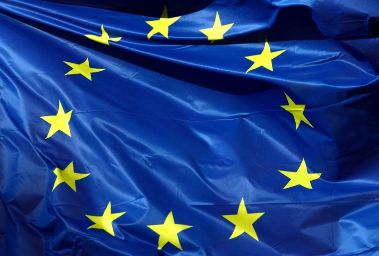 Un drapeau de l'UE flotte devant le siège de la Commission européenne à Bruxelles