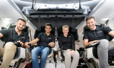 Photo diffusée par SpaceX, prise le 11 septembre 2024, des membres de l'équipage d'Ax-4 (g-d) le Hongrois Tibor Kapu, l'Indien Shubhanshu Shukla, l'Américaine Peggy Whitson et le Polonais Slawosz Uznanski-Wisniewski à l'intérieur du vaisseau spatial SpaceX Dragon dans un lieu non divulgué ( SPACEX / - )