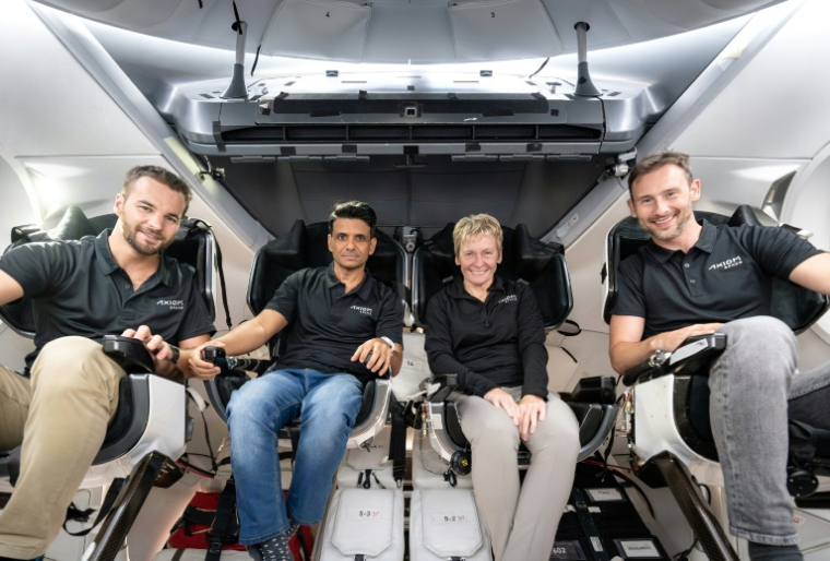 Photo diffusée par SpaceX, prise le 11 septembre 2024, des membres de l'équipage d'Ax-4 (g-d) le Hongrois Tibor Kapu, l'Indien Shubhanshu Shukla, l'Américaine Peggy Whitson et le Polonais Slawosz Uznanski-Wisniewski à l'intérieur du vaisseau spatial SpaceX Dragon dans un lieu non divulgué ( SPACEX / - )
