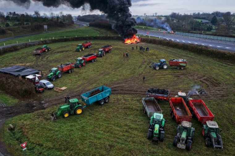 Vue aérienne d'un départ de feu lors d'un blocus d'agriculteurs au niveau de l'autoroute A84, le 5 janvier 2026 à Poilley dans la Manche ( AFP / Damien MEYER )