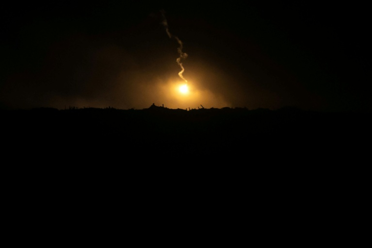 De la fumée s'élève après une frappe de l'armée israélienne dans le nord de la bande de Gaza, vue depuis le sud d'Israël, le 29 octobre 2025 ( AFP / FADEL SENNA )