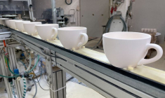 Photo d'archives de tasses à la chaîne de production du fabricant allemand de porceleine Kahla