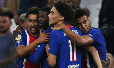 Le capitaine du PSG Marquinhos (à gauche) fêté par ses coéquipiers après son but contre Marseille, le 20 septembre 2026 au Vélodrome ( AFP / Thibaud MORITZ )