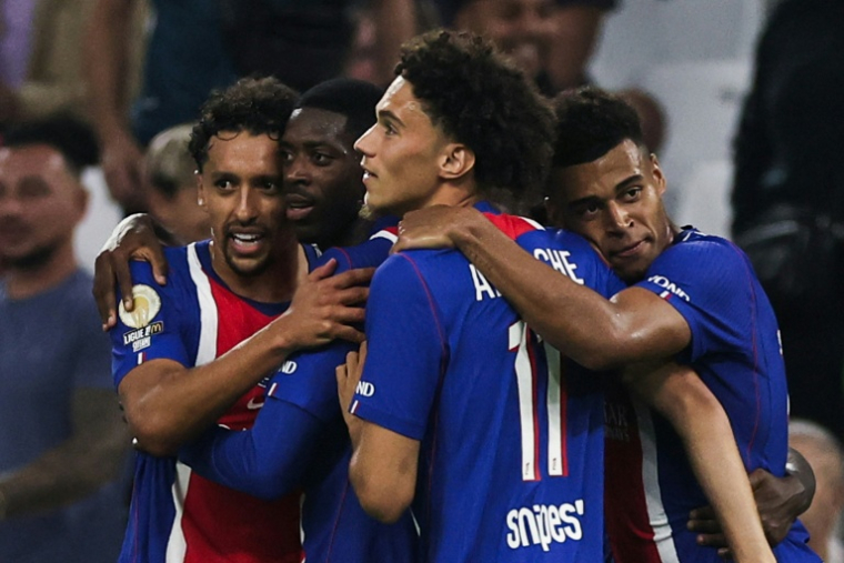 Le capitaine du PSG Marquinhos (à gauche) fêté par ses coéquipiers après son but contre Marseille, le 20 septembre 2026 au Vélodrome ( AFP / Thibaud MORITZ )