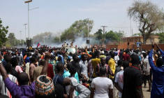 Des manifestants pro-junte devant l'ambassade de France à Niamey, la capitale du Niger