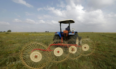 Un agriculteur utilise une machine de ramassage du foin dans un champ de la région de Zehiliga, au Maroc, le 28 avril 2026 ( AFP / Abdel Majid BZIOUAT )