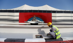 Photo d'archives d'un ouvrier travaillant au stade Al Bayt, l'un des sites de la Coupe du monde 2022 au Qatar