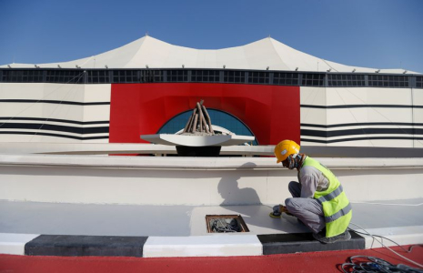 Photo d'archives d'un ouvrier travaillant au stade Al Bayt, l'un des sites de la Coupe du monde 2022 au Qatar