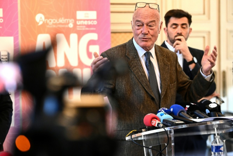 Le président de la région Nouvelle-Aquitaine, Alain Rousset, s'adresse aux médias à l'hôtel de ville d'Angoulême, dans le sud-ouest de la France, le 20 novembre 2025 ( AFP / Christophe ARCHAMBAULT )