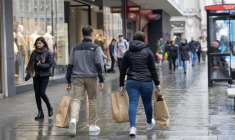 Des personnes font des achats sur Oxford Street à Londres