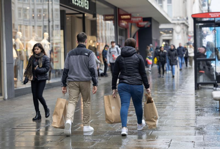 Des personnes font des achats sur Oxford Street à Londres