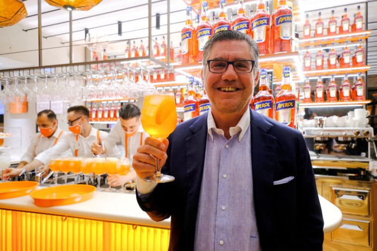 CAMPARI VEUT OUVRIR DES BARS POUR AIGUISER LES ENVIES D'APÉRITIF