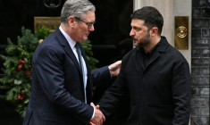 Le Premier ministre britannique Keir Starmer (g) accueille le président ukrainien Volodymyr Zelensky à son arrivée au 10 Downing Street, le 8 décembre 2025 à Londres ( AFP / Chris J Ratcliffe )