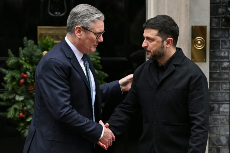 Le Premier ministre britannique Keir Starmer (g) accueille le président ukrainien Volodymyr Zelensky à son arrivée au 10 Downing Street, le 8 décembre 2025 à Londres ( AFP / Chris J Ratcliffe )