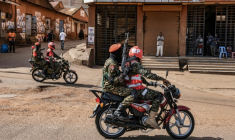 Des militaires ougandais patrouillent à moto dans les rues de Kampala, le 15 janvier 2026 ( AFP / Badru Katumba )