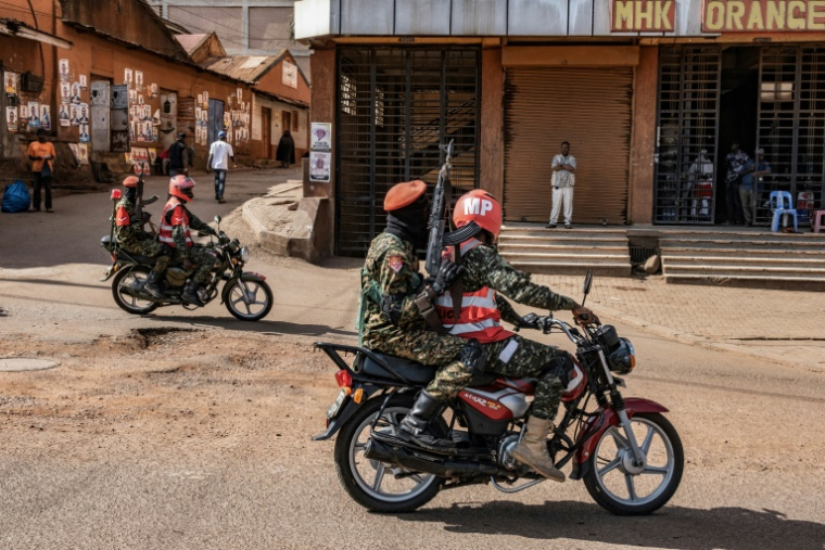 Des officiers militaires ougandais patrouillent à moto dans les rues de Kampala, le 15 janvier 2026 ( AFP / Badru Katumba )