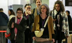 La mère de Samuel Paty, Bernadette Paty (g) et la soeur Gaëlle Paty (2e d) arrivent à la Cour d'assises spéciale de Paris, le 8 novembre 2024 pour le procès du meurtre du professeur Samuel Paty  ( AFP / Thomas SAMSON )