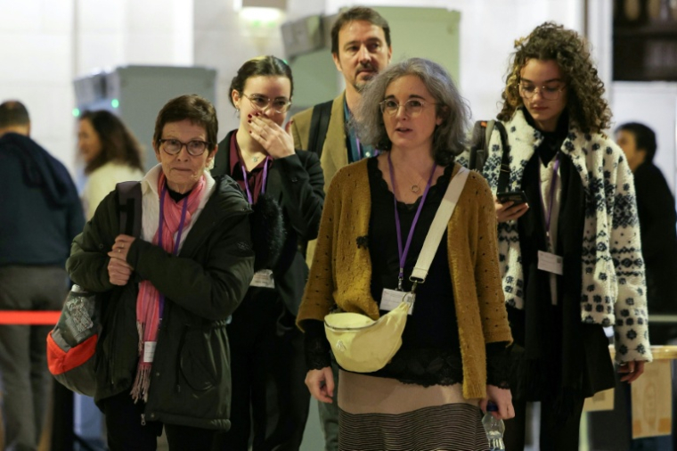 La mère de Samuel Paty, Bernadette Paty (g) et la soeur Gaëlle Paty (2e d) arrivent à la Cour d'assises spéciale de Paris, le 8 novembre 2024 pour le procès du meurtre du professeur Samuel Paty  ( AFP / Thomas SAMSON )