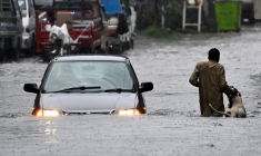 Une rue inondée dans la ville pakistanaise de Rawalpindi, le 17 juillet 2025 ( AFP / Aamir QURESHI )