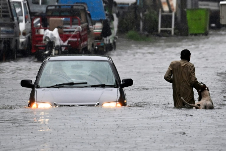 Une rue inondée dans la ville pakistanaise de Rawalpindi, le 17 juillet 2025 ( AFP / Aamir QURESHI )